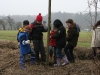 Unsere Kindergruppe pflanzt Kopfweidenstecklinge