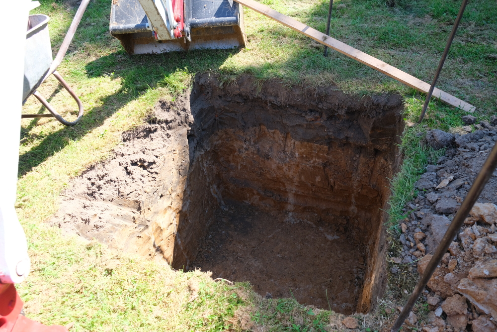 Das Loch für das Fundament ist fertig 1,35 x 1,35 m. 1,4 m tief